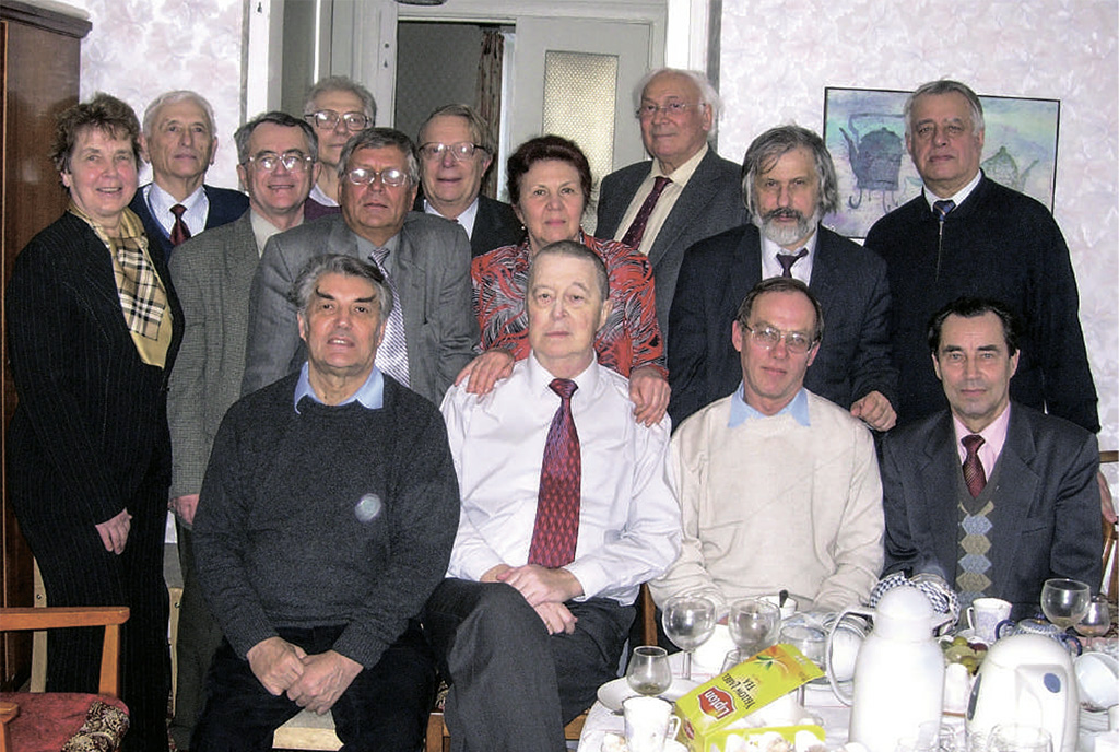 70-летие Н.С.Работнова.
Слева направо 1-й ряд: Игнатюк А.В., Работнов Н.С., Виноградов В.Н., Манохин В.Н.; 2-й ряд: Шубина В.А., Рудников В.Е.,  Фурсов Б.И., Работнова Ф.А., Будник А.П., Филиппов В.В.; 3-й ряд: Маев С.А., Серегин А.А., Гай Е.В., Кузьминов Б.Д.