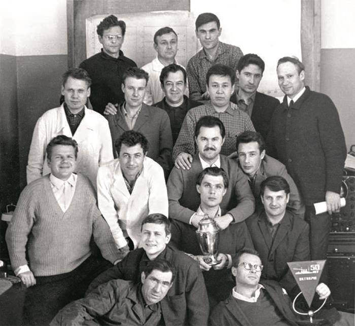 Лаборатория № 6 в  1968 году. В нижнем ряду  слева направо: Хренов П.Е., Фурсов Б.И., Большов В.И.;
  во втором ряду: Дьяченко П.П., Турчин Ю.М., Горохов И.А., Аникин Г.В.,
  Сергачев А.И., Солдатов А.С.; третий ряд: Шпак Д.Л., Нестеров В.Г.,
  Смиренкин Г.Н., Ермагамбетов С.Б., Тишин А.С., Кузьминов Б.Д.;
  верхний ряд: Кузнецов В.Ф., Баранов Ю.И., Михайлов В.Б.