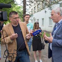 Представители СМИ с живым интересом слушали увлекательный рассказ директора Отделения перспективных исследований, профессора Олега Грудзевича о развитии ускорительной базы института.