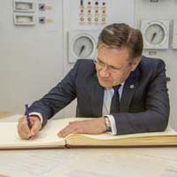 Руководитель Госкорпорации «Росатом» Алексей Лихачев сделал запись в книге почетных гостей.