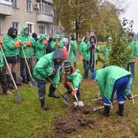 Волонтеры Росатома посадили цветы и деревья в Обнинске.