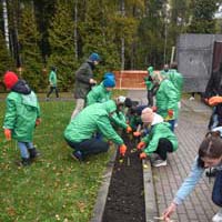 Волонтеры Росатома посадили цветы и деревья в Обнинске.