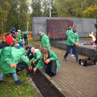 Волонтеры Росатома посадили цветы и деревья в Обнинске.