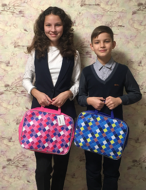 На фото Алина и Данил Фадеевы. Акция «Школьник Росатома: собери портфель пятёрок»