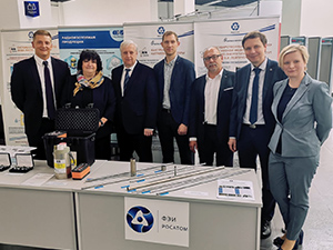 Cпециалисты Физико-энергетического института рассказали гостям о продукции предприятия для ядерной медицины.