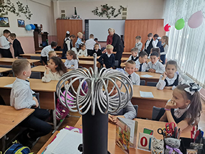 Ребятам рассказали об истории создания и развития  ФЭИ и Первом наукограде России – Обнинске, а во второй части занятия дети собрали фруктово-овощные батарейки и зажгли от них лампочки, провели опыты с катушкой Тесла, когда лампочки загорались в руках детей на расстоянии почти 2 метра от катушки.