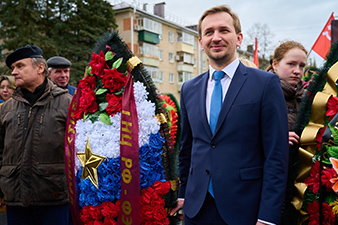 А 9 мая сотрудники Физико-энергетического института вместе с тысячами жителей города Обнинска приняли участие в митинге, посвященном 76-й годовщине Великой Победы, и возложении цветов и венков на мемориале Вечный огонь.