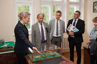 Сотрудники Физико-энергетического института рассказали гостям о ключевых событиях из истории создания Первой в мире АЭС.