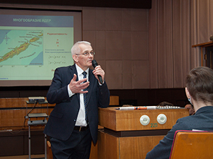 Региональное научно-популярное мероприятие для школьников началось с лекции по физике «Тайны атомного огня», которую прочитал главный научный сотрудник ГНЦ РФ – ФЭИ, доктор физико-математических наук, лауреат премии Правительства Российской Федерации в области науки и техники Андрей Говердовский.