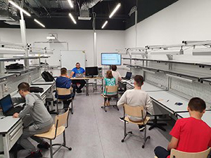 Более 400 талантливых школьников со всех уголков России становятся на 24 дня учёными, инженерами и исследователями, решая задачи, сформированные компаниями-партнерами (Росатом, Роскосмос и др.).