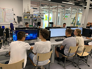 Участники работали в проектных командах по 5-7 человек.