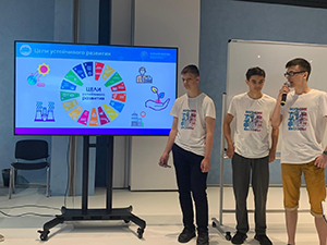 Приятно удивляет и тот уровень идей и технических решений, которые предлагают ребята.