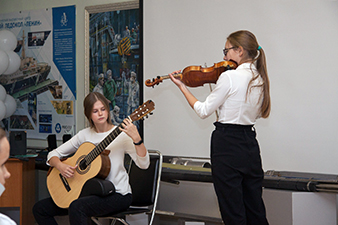 Ветераны отрасли, студенты, школьники, преподаватели и учащиеся Детской школы искусств № 1, члены семейного клуба «Детский сад Курчатова» выступили с творческими номерами в зале пульта управления Первой в мире АЭС.