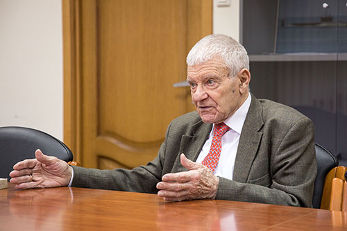 Вышла в свет новая книга ученого-физика Георгия Тошинского 