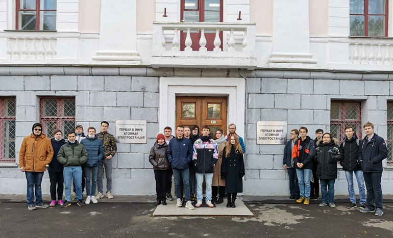 Традиция посвящения студентов в атомщики зародилась в 2013 году с целью приобщения молодежи к корпоративной культуре Росатома, знакомства с историей атомного проекта и перспективами развития атомной отрасли.