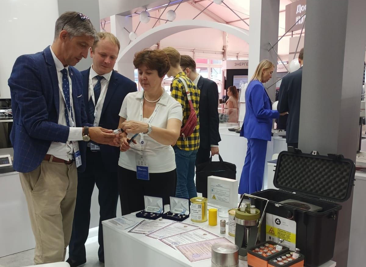 На выставочном стенде «Диверсификация» Физико-энергетический институт представил перспективные разработки для ядерной медицины