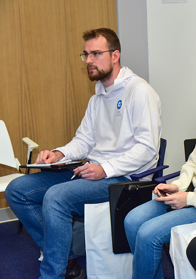 Инженер лаборатории Физико-энергетического института Антон Кравец вернулся из научной экспедиции, во время которой вместе с другими победителями мультиформатного конкурса для студентов и молодых ученых «Билет в Арктику» познакомился с работой промышленных предприятий и нашел возможности для реализации своего проекта по обеспечению теплом арктического региона с помощью радиоизотопного генератора на основе америция и кюрия.