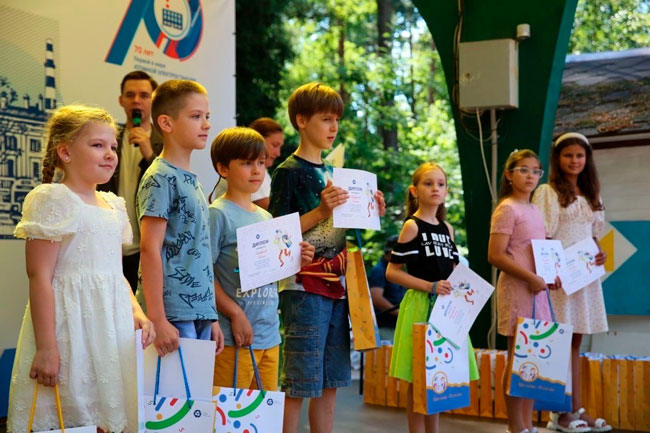 На сцене чествовали финалистов признания отраслевой программы  «Школьник Росатома: собери портфель пятерок»