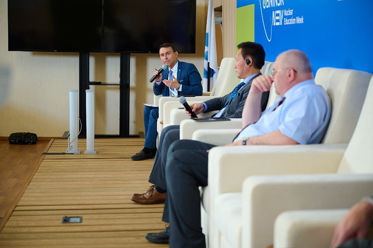 Ученые Росатома и Курчатовского института обсудили развитие ядерных технологий на конференции в Обнинске .