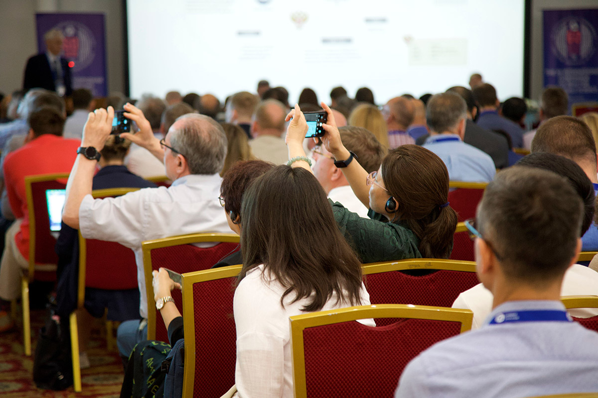 Большой интерес участников мероприятия традиционно вызвали пленарные заседания, включающие выступления руководителей отраслевых организаций.