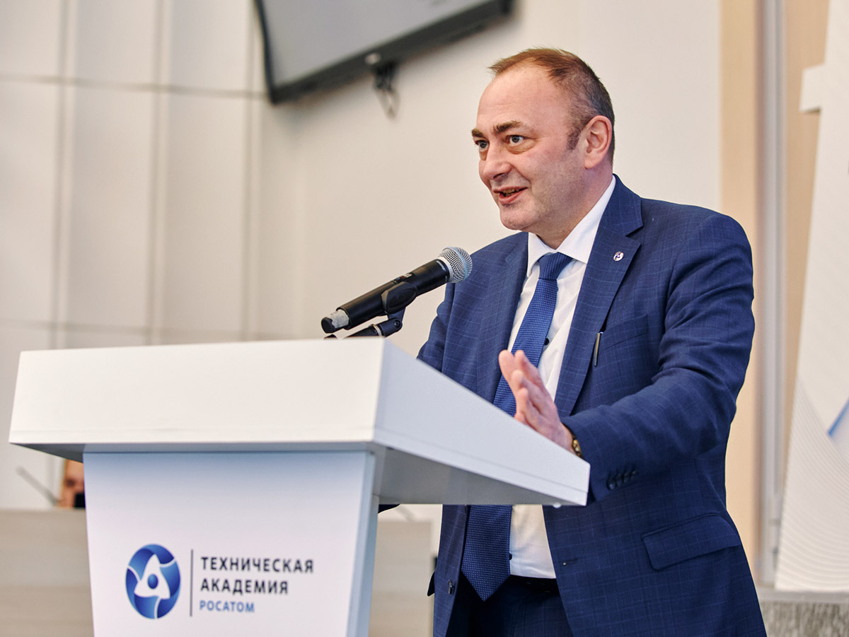 Значимым выступлением стал пленарный доклад директора по развитию продуктовой линейки Госкорпорации «Росатом» Владислава Корогодина.