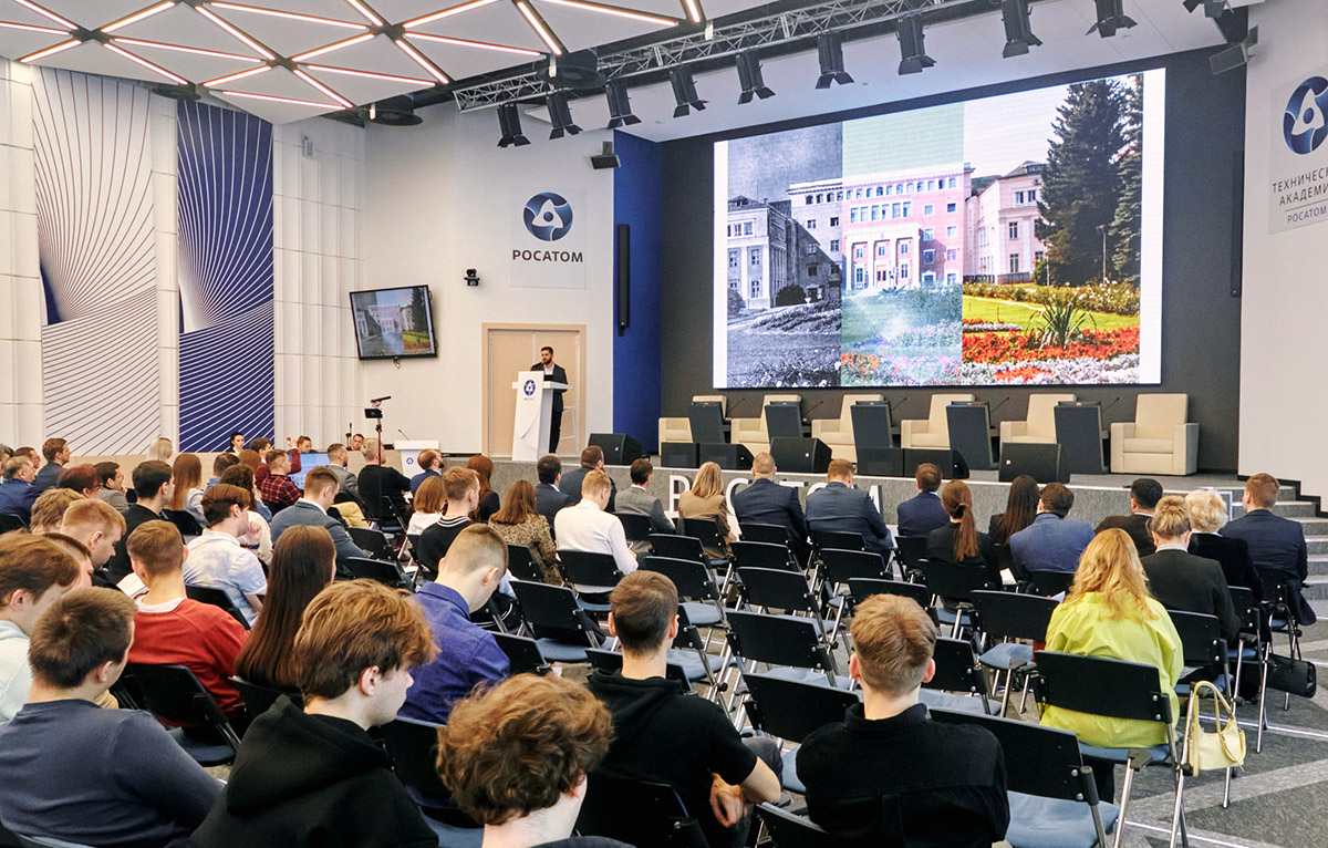 Участники встречи обсудили вопросы подготовки кадров, перспективы развития кадрового потенциала, возможности сотрудничества университетов и школ с предприятиями научно-промышленного комплекса региона, привлечение молодых специалистов.