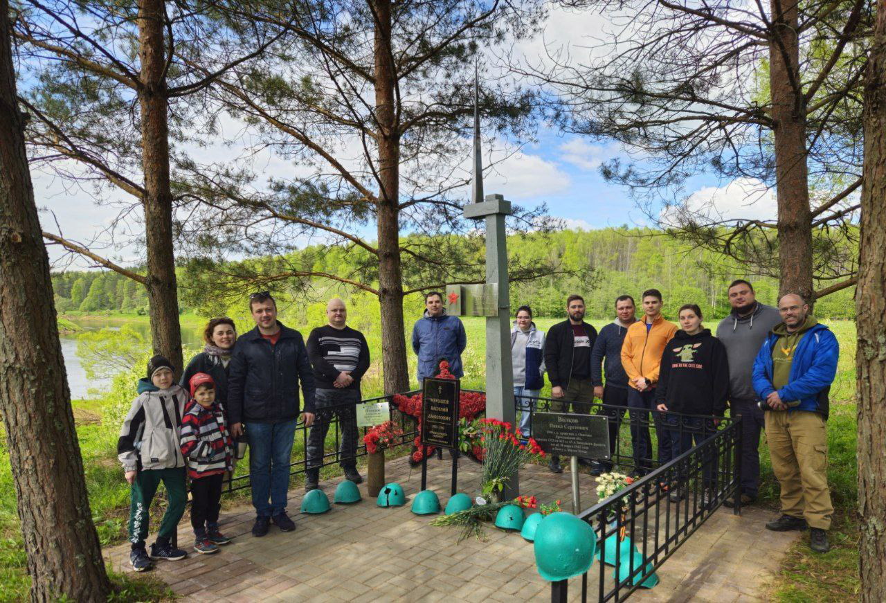 Профком и волонтеры ГНЦ РФ – ФЭИ привели в порядок памятную стелу воинам, погибшим в годы Великой Отечественной войны в Юхновском районе Калужской области.