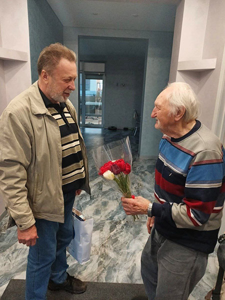 Поблагодарив старших коллег за  мужество и героизм, проявленные в военные и послевоенные годы, сотрудники института вручили ветеранам букеты цветов, подарки, поделились прекрасным настроением и наилучшими пожеланиями.