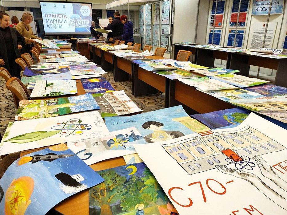 Выбрать лучшие рисунки для вернисажа под открытым небом оказалось непростой задачей.