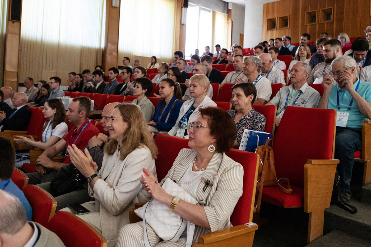 В рамках семи секций участники конференции представят более 100 докладов, освещающих вопросы развития двухкомпонентной атомной энергетики, топливного цикла и перспективных ядерных установок, ядерной и радиационной безопасности объектов атомной отрасли, численных методов, алгоритмов и программ нейтронно-физических расчетов, нейтронной кинетики и нестационарных процессов.