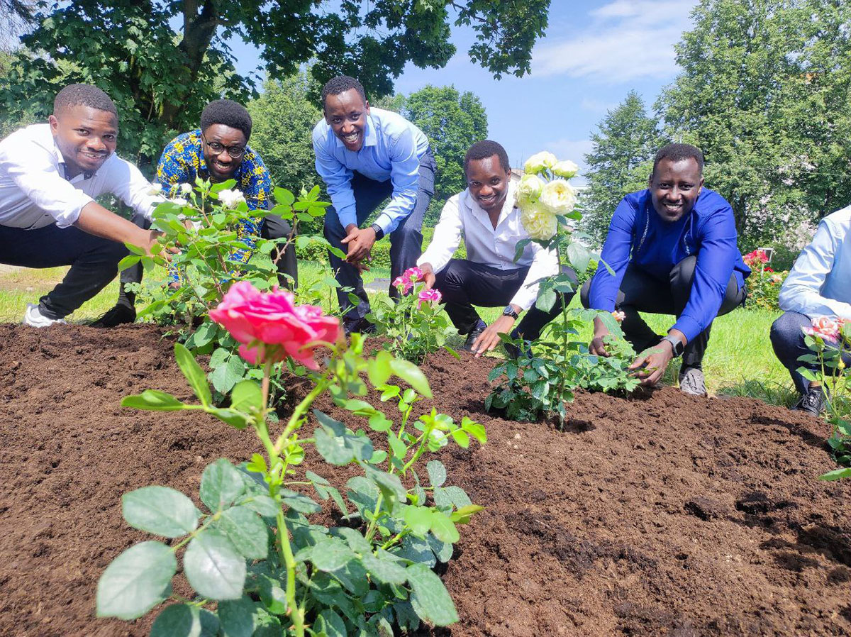 В прошлом году первые иностранные практиканты заложили возле здания Комплекса БФС аллею роз и это стало доброй неформальной традицией. Теперь каждая группа студентов после завершения практики добавляет туда свои саженцы.