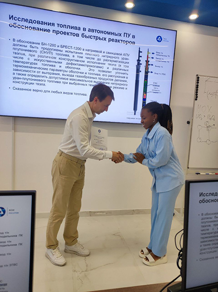 По завершению практики соответствующие сертификаты иностранным студентам вручил генеральный директор ГНЦ РФ – ФЭИ Андрей Лебезов