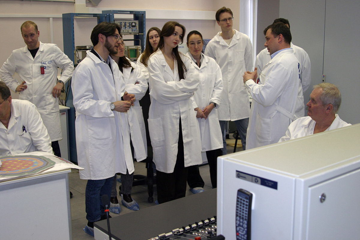 Участникам форума продемонстрировали комплекс быстрых физических стендов (БФС), основное назначение которого – поисковые экспериментальные исследования и проектные задачи