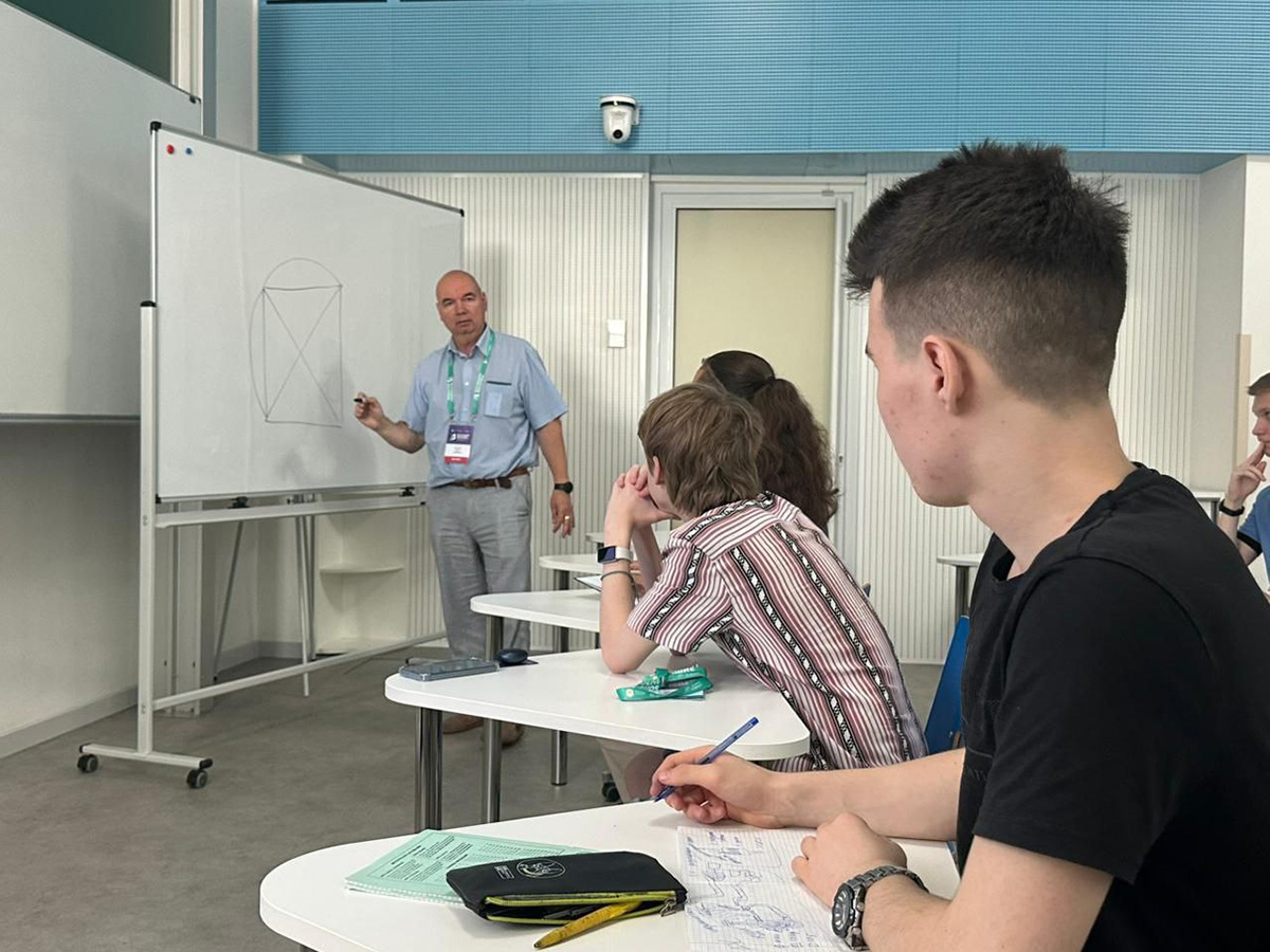 Тему  обеспечения радиационной безопасности на объектах использования атомной энергии  раскрыл начальник отдела дозиметрии радиационных и генерирующих источников АО  «НИФХИ им. Л.Я. Карпова»