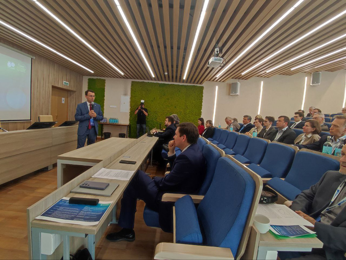 Активное  участие в программе форума приняли руководители и сотрудники научных институтов  «Росатома»: генеральный директор АО «ГНЦ РФ – ФЭИ» Андрей Лебезов, генеральный директор АО «НИФХИ им. Л.Я. Карпова» Олег Кононов.