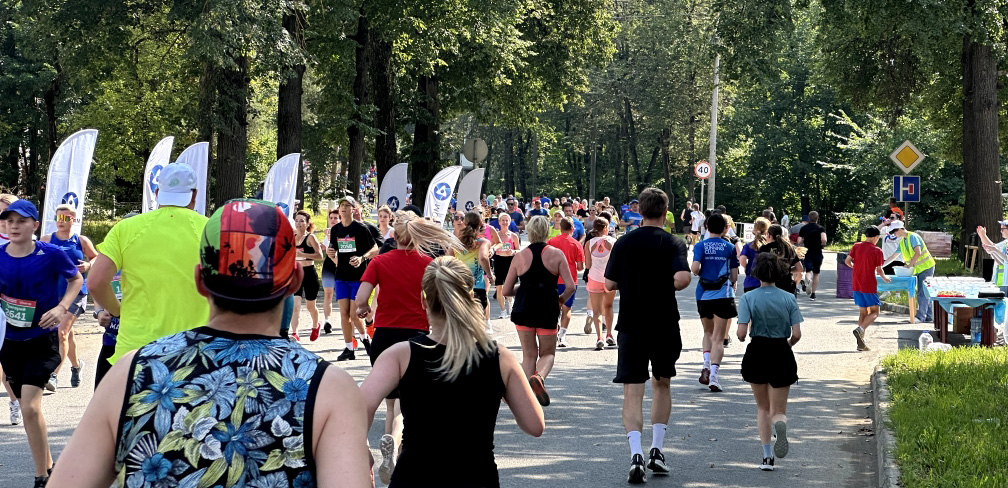 Масштабный забег по улицам наукограда состоялся 26  июля, традиционно в День города. Он собрал около трёх тысяч спортсменов разных  возрастов не только из Обнинска, но и других регионов страны.
