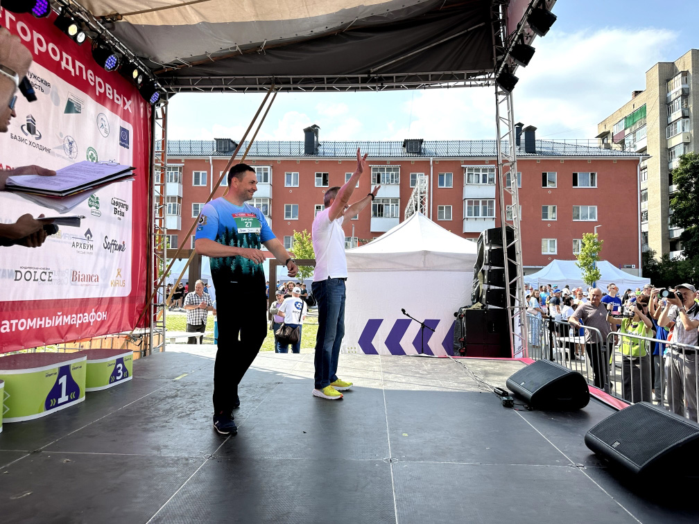 В забеге приняли участие глава калужского региона Владислав  Шапша и губернатор Хабаровского края Дмитрий Демешин.