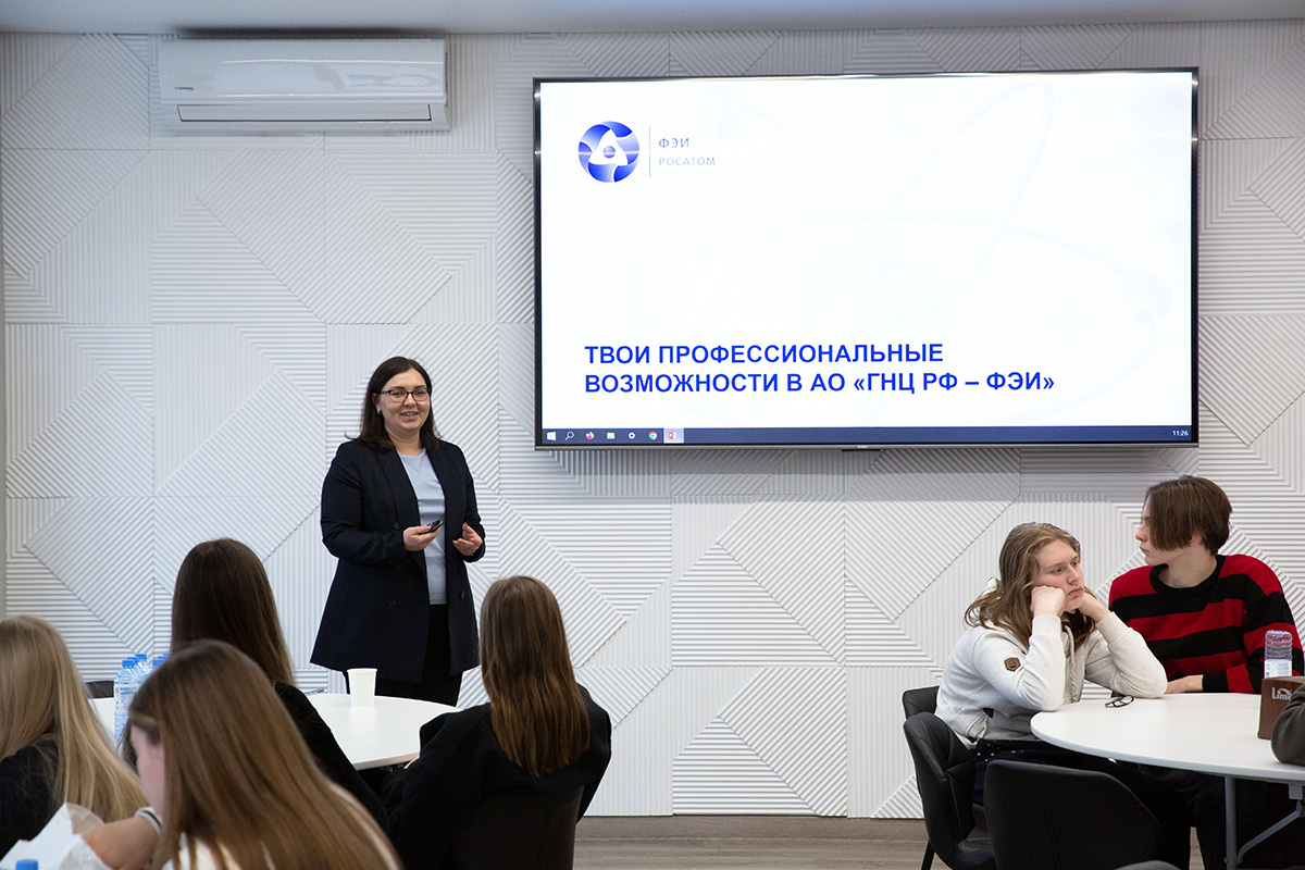 Завершилось мероприятие посещением музейного комплекса Первой в мире АЭС, где старшеклассники узнали об истоках атомной энергетики и создании атомной электростанции.