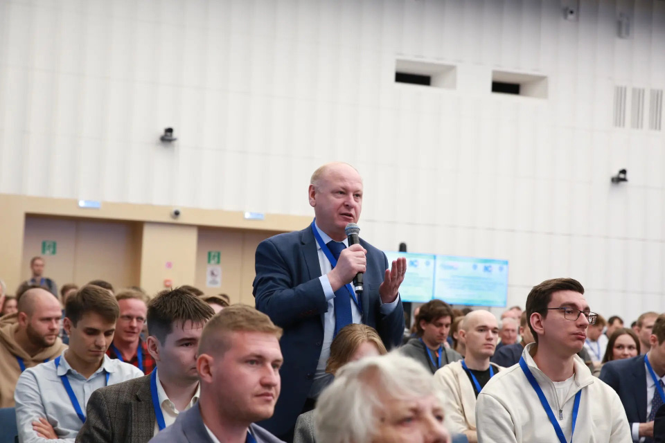 Докладчики рассказали, как обеспечивается лидерство реакторов ВВЭР в 21 веке, о разработке быстрого реактора будущего, возможностях экспериментальной базы, материалах для перспективных проектов ядерной энергетики, ключевых функциях быстрых реакторов в двухкомпонентной атомной энергетике, атомно-водородной энергетике, выводе АЭС из эксплуатации.