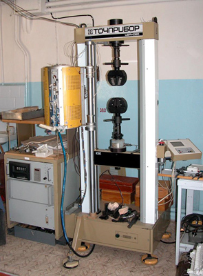 Разрывные машины  ИР5040-5, ИР5047-50, Р-0.5 для кратковременных испытаний на  растяжение при температурах до 1000 °С.