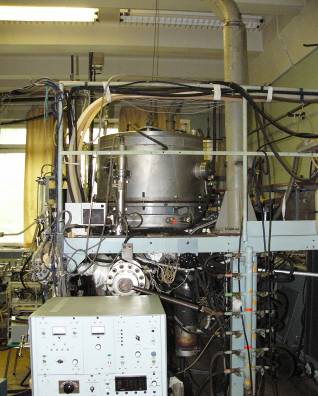 Общий вид рабочего места с установленным колпаком защитного вакуума.