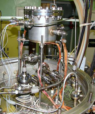 Рабочий участок термоэмиссионного электрогенерирующего элемента (колпак поднят).